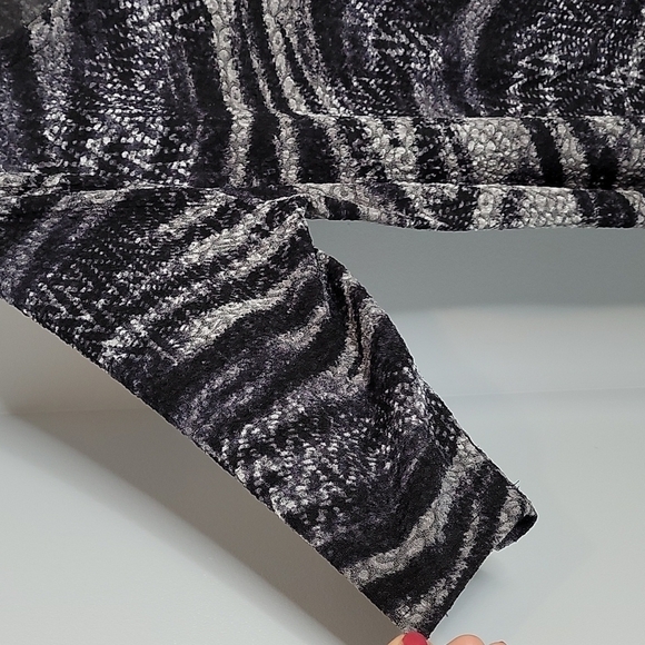 Catherine's Textured Animal Print Gray & BLack Stretch Tunic 14/16W - Picture 5 of 7